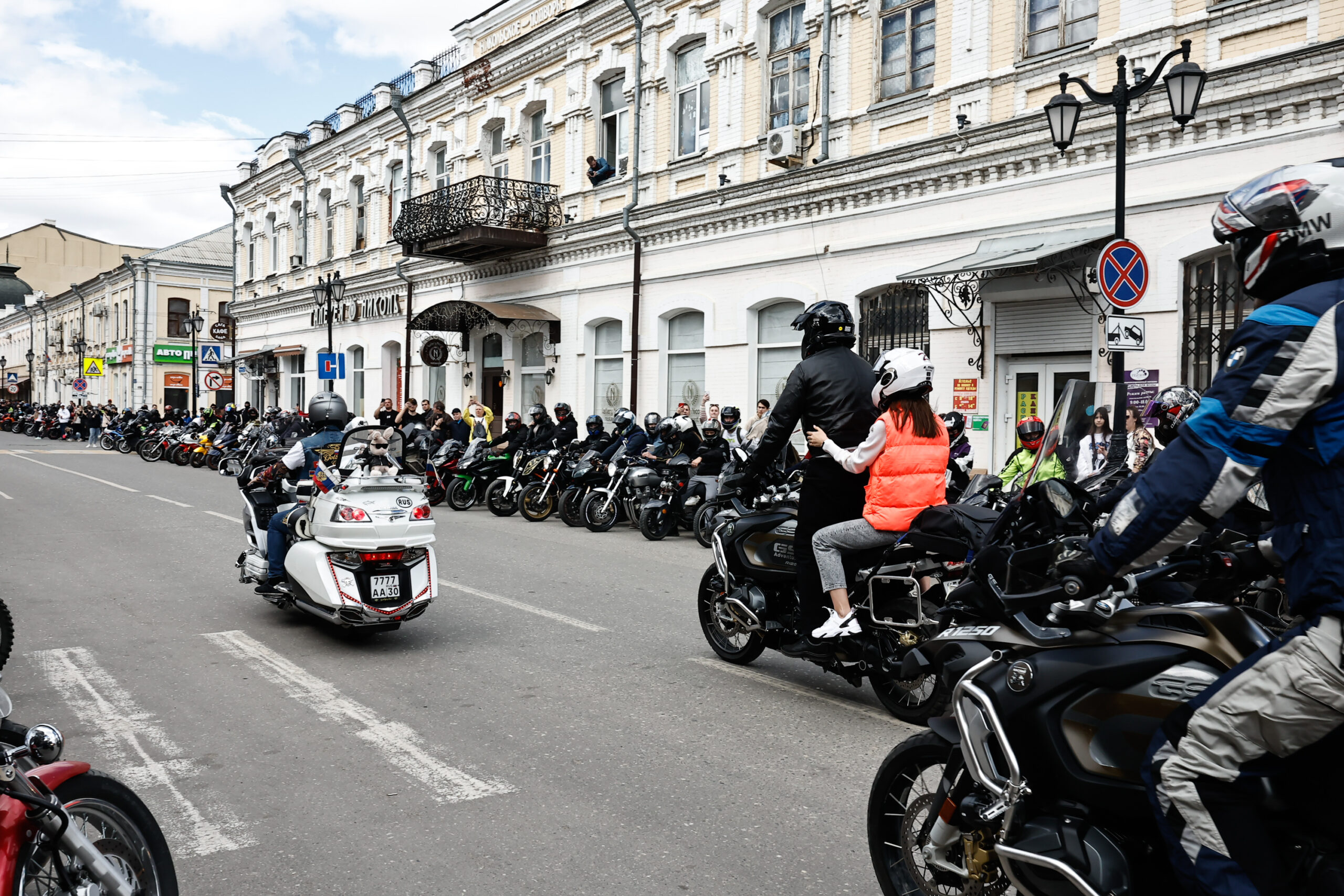 Более 500 астраханцев открыли мотосезон в Астрахани