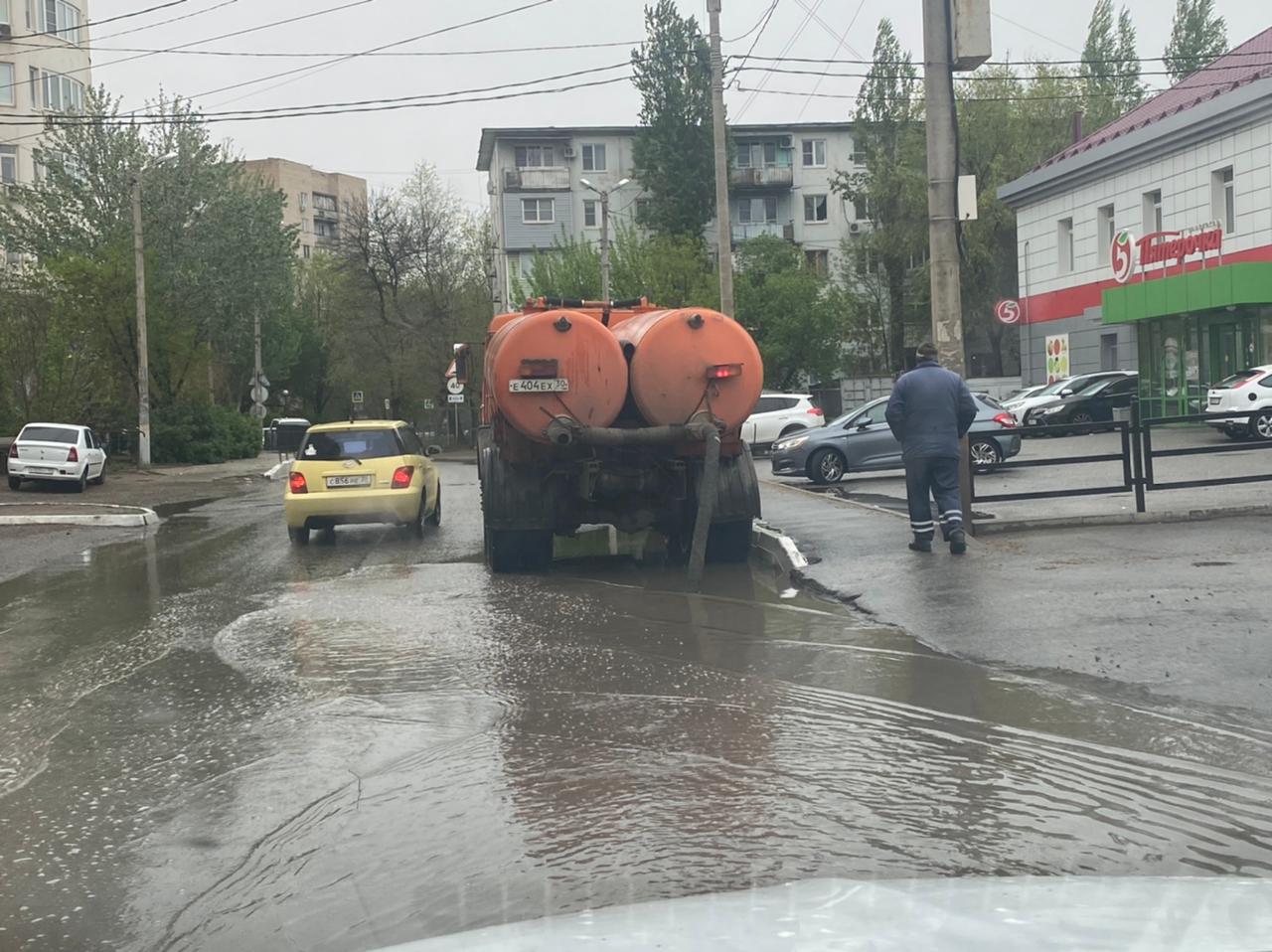 Астраханские коммунальщики в режиме нон-стоп убираю воду с улиц |  15.04.2023 | Астрахань - БезФормата