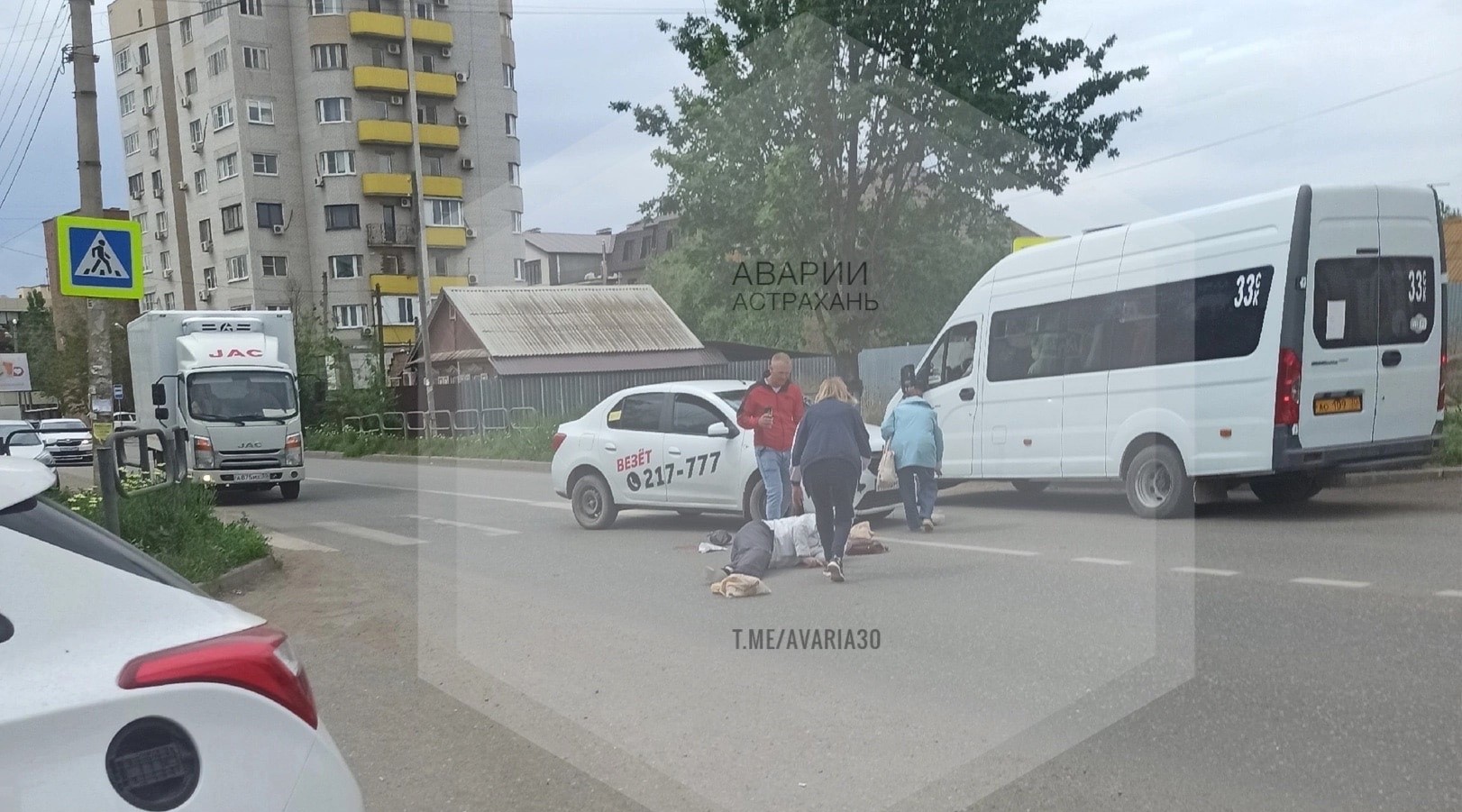 Сбили пешехода астрахань. Пешеходный переход. Машина на пешеходном переходе.