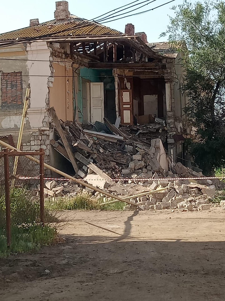 Двухэтажный дом обрушился на улице Маркина в Астрахани | 05.06.2023 |  Астрахань - БезФормата