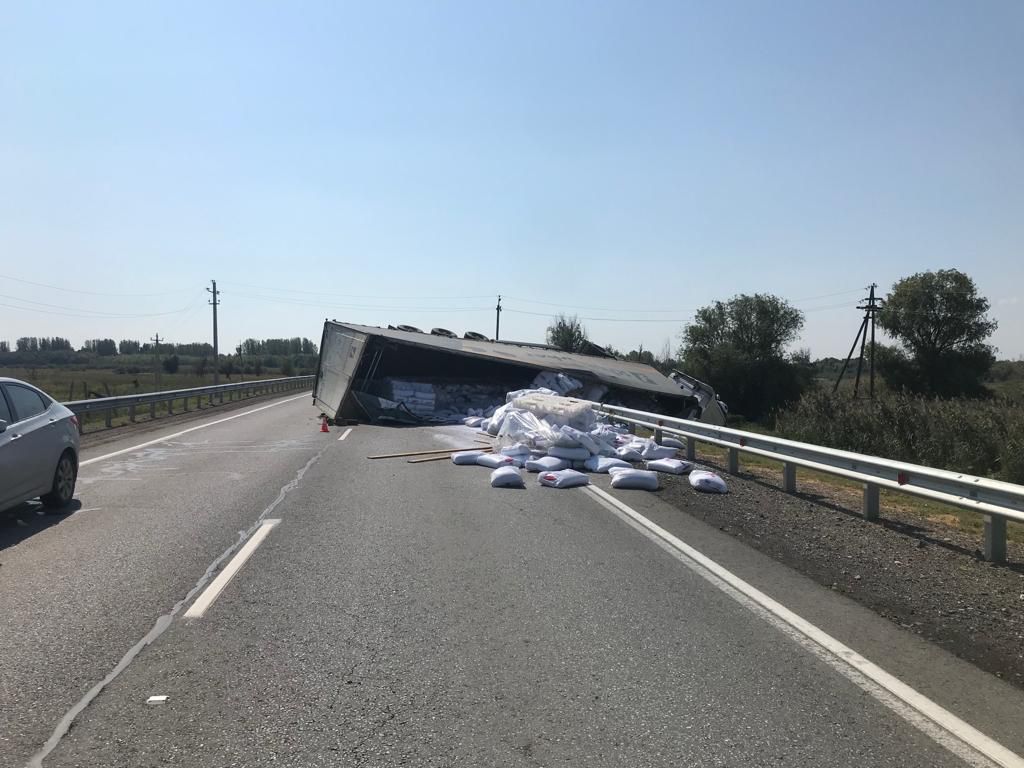 В перевернувшемся грузовике под Астраханью погиб водитель из Азербайджана |  11.09.2023 | Астрахань - БезФормата