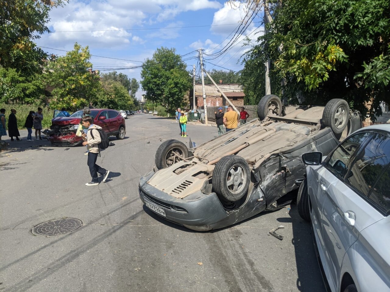 В тройном ДТП в Астрахани перевернулся автомобиль, есть пострадавшие