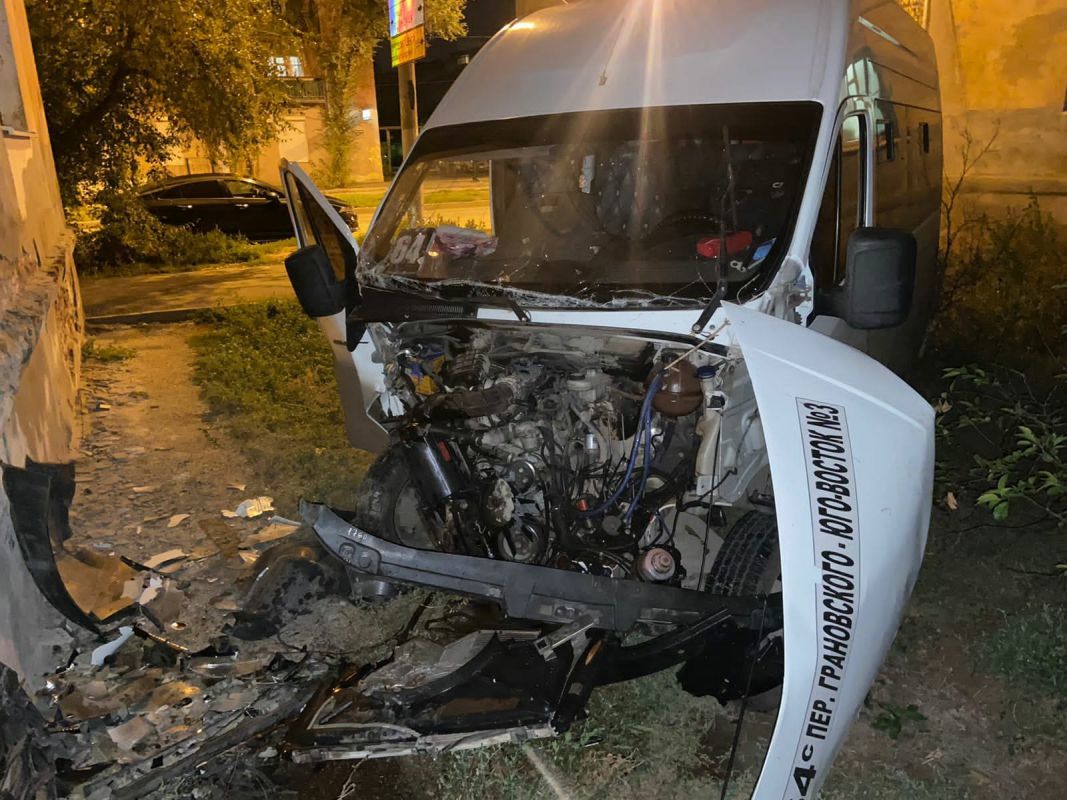 В Астрахани водитель маршрутки погиб, врезавшись в жилой дом | 16.10.2023 |  Астрахань - БезФормата