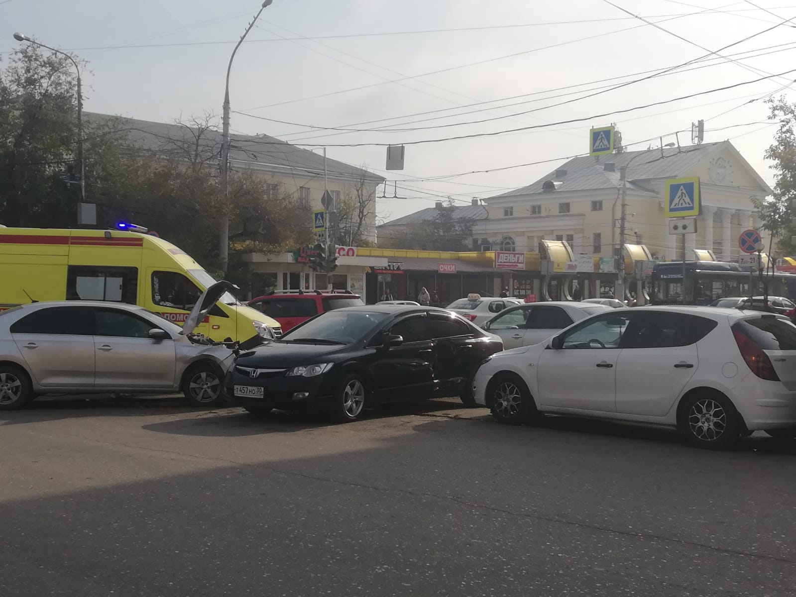 Столкновение 4-х автомобилей произошло на оживленном перекрестке в Астрахани