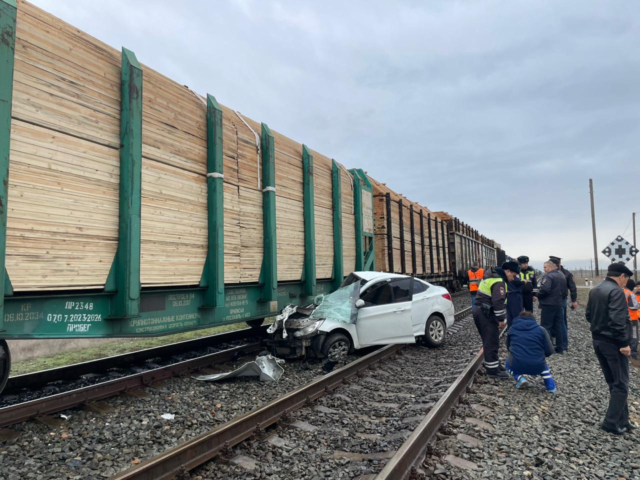 Автоледи погибла в столкновении автомобиля с поездом под Астраханью