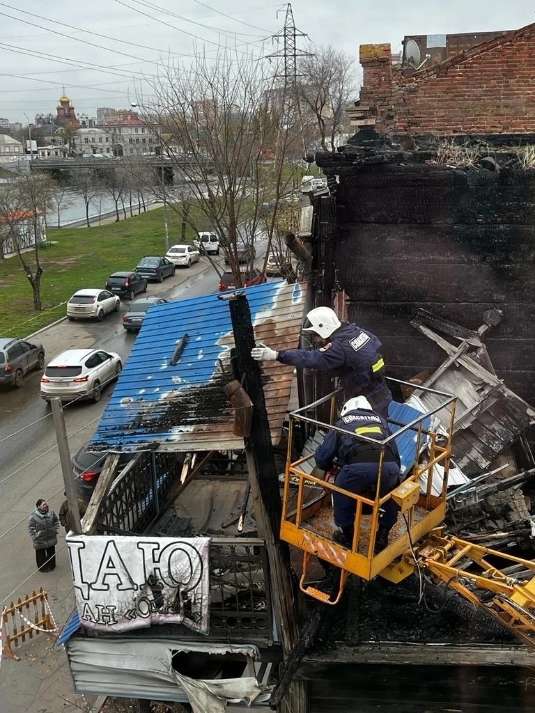 Опасный балкон сгоревшего дома в Астрахани демонтировали