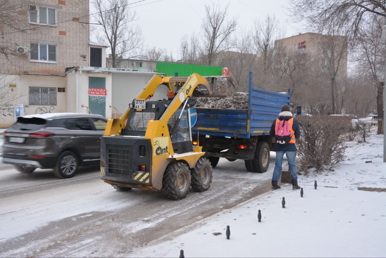 320 коммунальщиков ликвидируют последствия непогоды в Астрахани |  09.01.2024 | Астрахань - БезФормата