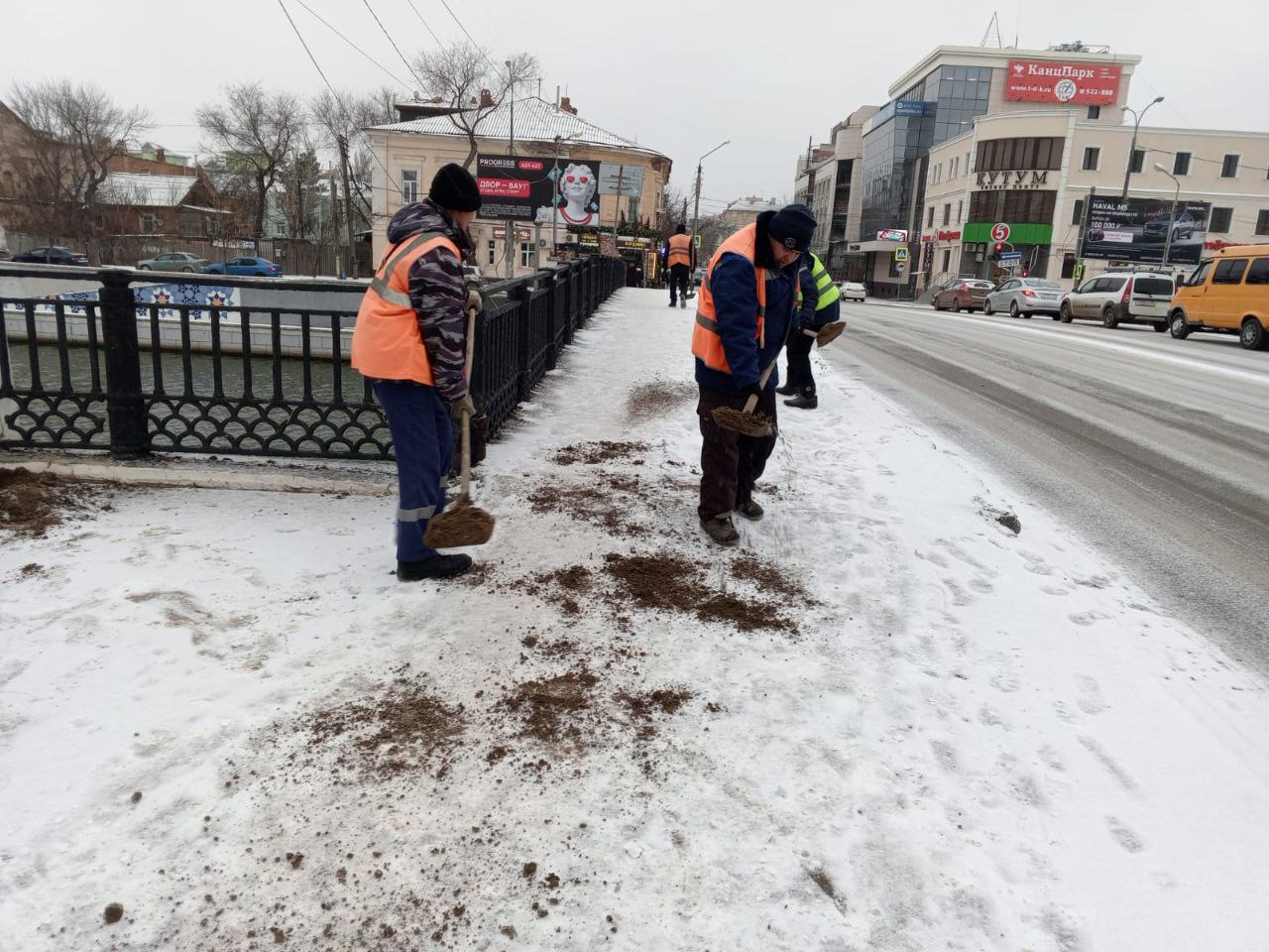 320 коммунальщиков ликвидируют последствия непогоды в Астрахани |  09.01.2024 | Астрахань - БезФормата