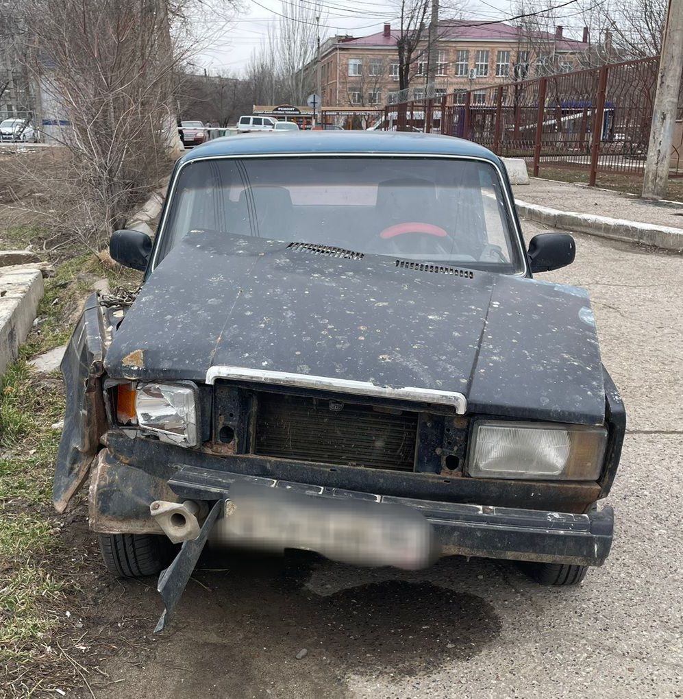 Два астраханских подростка на угнанном автомобиле протаранили столб