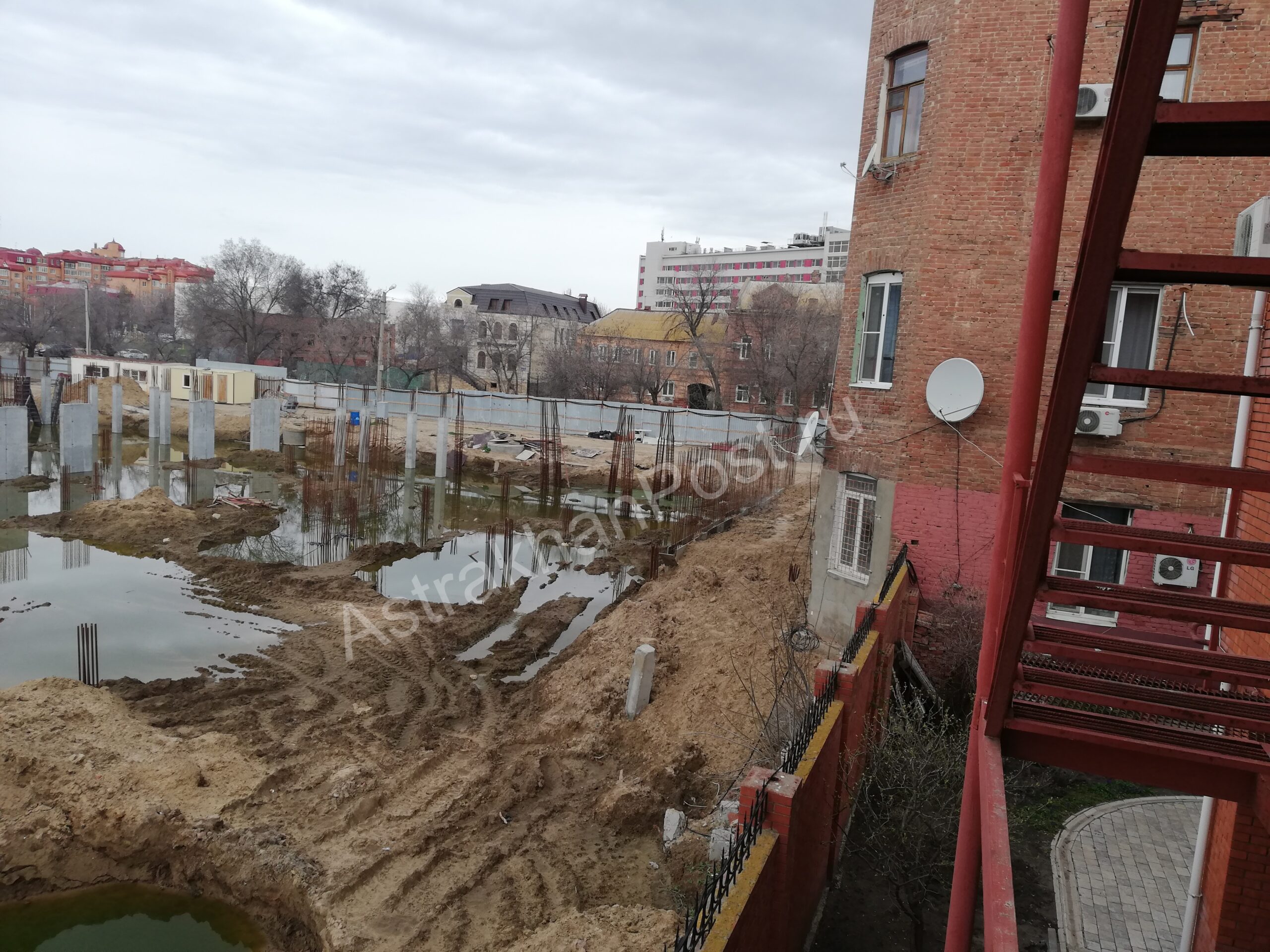 В трещинах: в Астрахани впритык к памятнику архитектуры впихивают 8-этажку