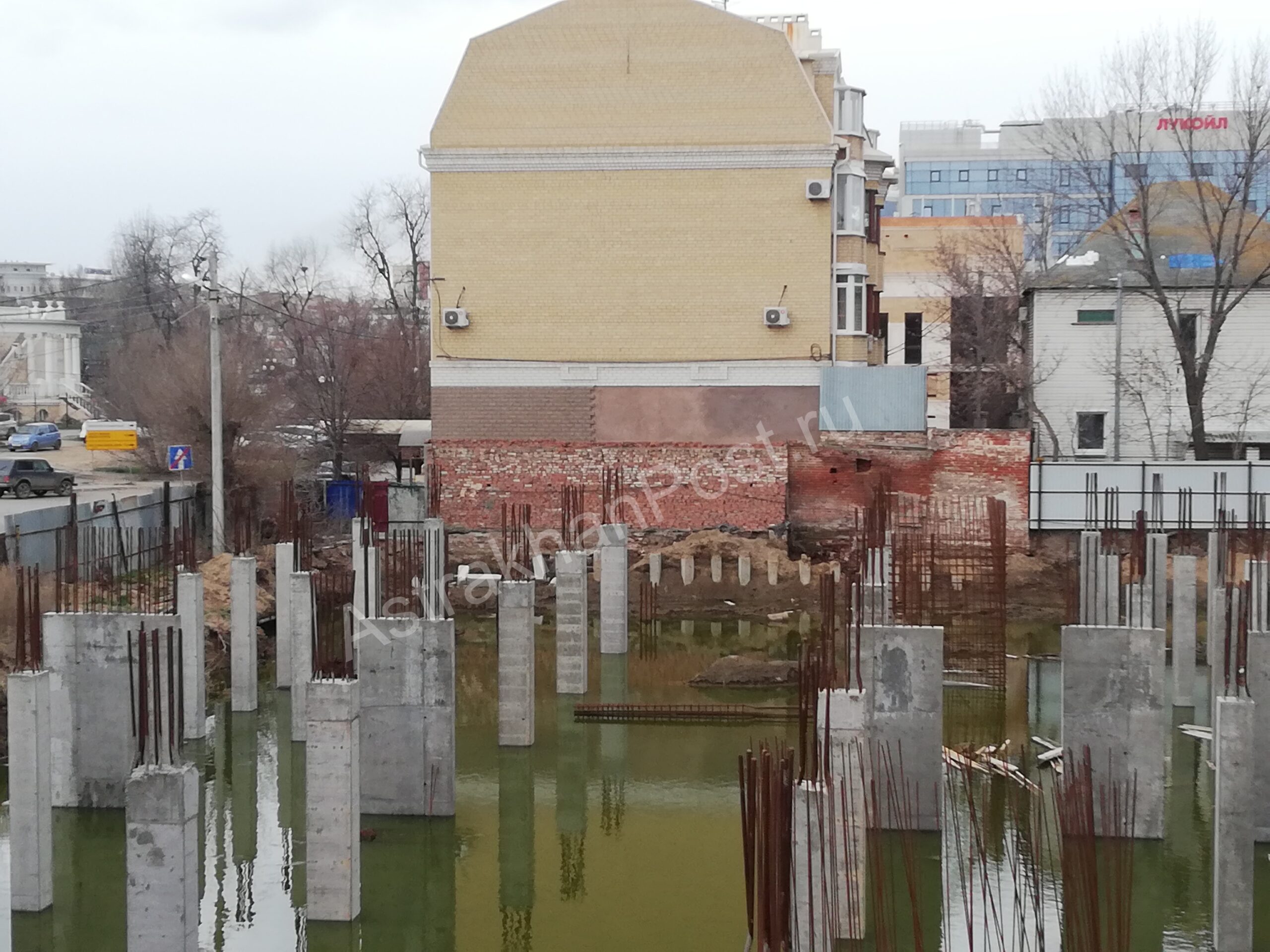 В трещинах: в Астрахани впритык к памятнику архитектуры впихивают 8-этажку  | 22.04.2024 | Астрахань - БезФормата