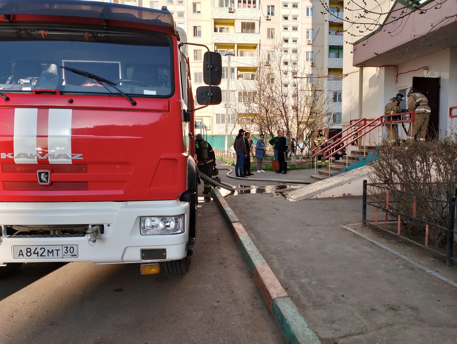 30 человек эвакуировали из горящей многоэтажки в Астрахани | 09.04.2024 |  Астрахань - БезФормата