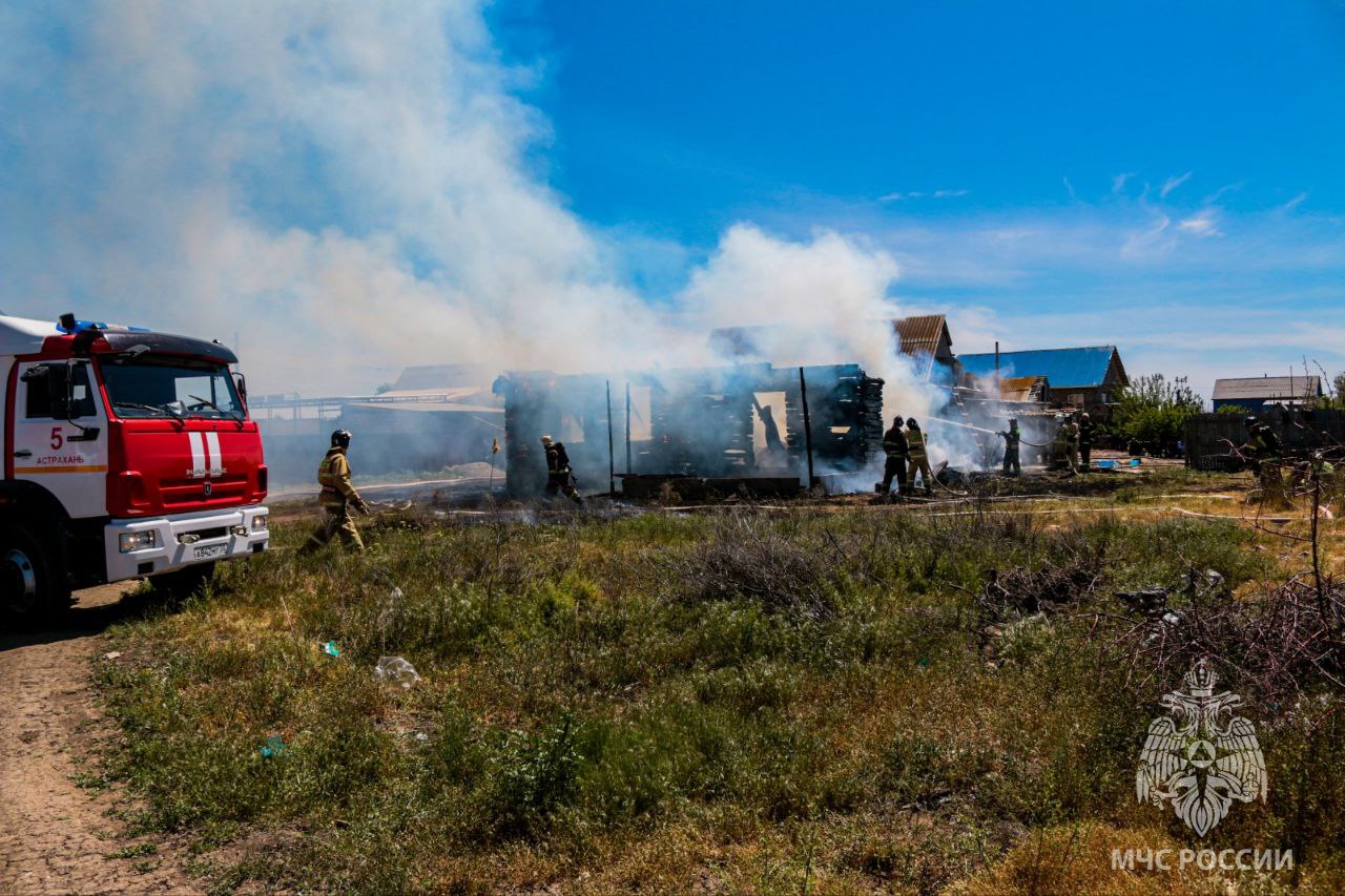 В Астрахани из-за пожара в заброшенном здании загорелся жилой дом |  06.05.2024 | Астрахань - БезФормата