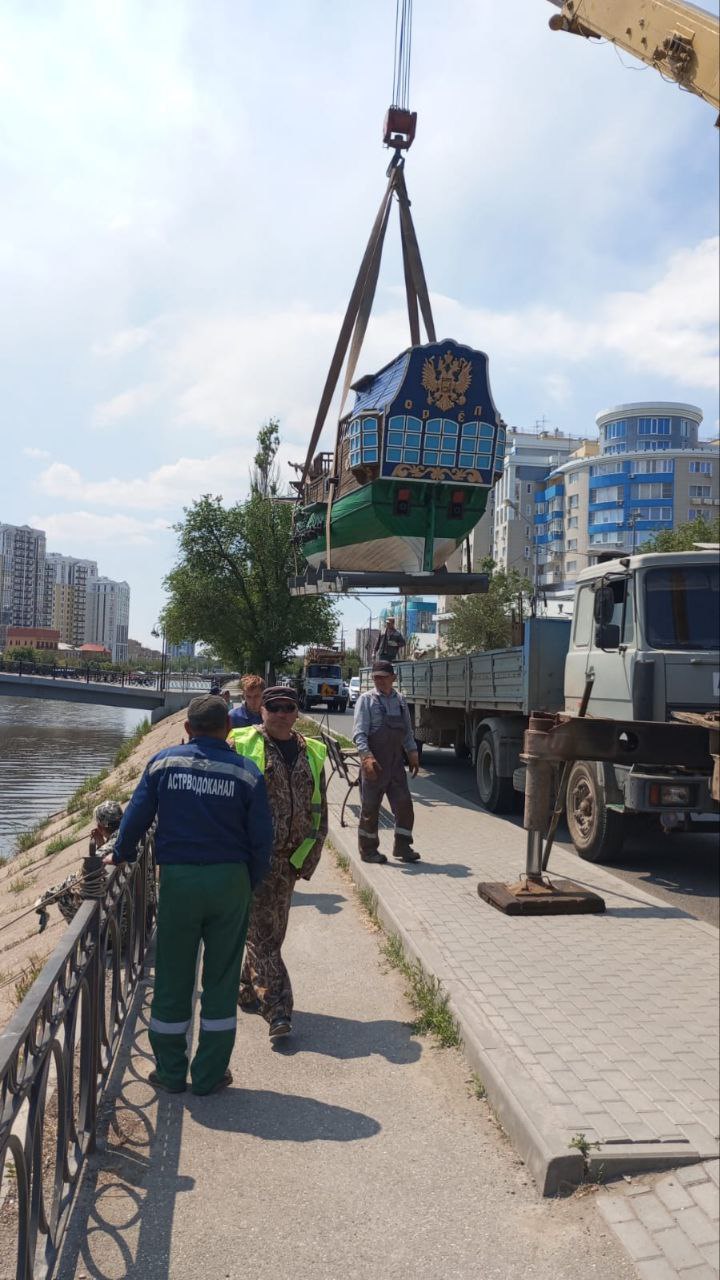 В Астрахани на воду вновь спустили точную копию исторического фрегата